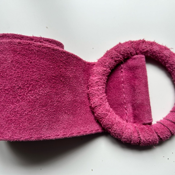 An all suede belt in light pink. Made in Italy. All sizes. - Picture 2 of 3